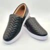 slip-on-vizzano-negro-con-detalle-cosido-vista-lateral-frente