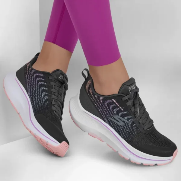 SKECHERS-GO-RUN-ALPINE-NEGRO-VISTA-USO